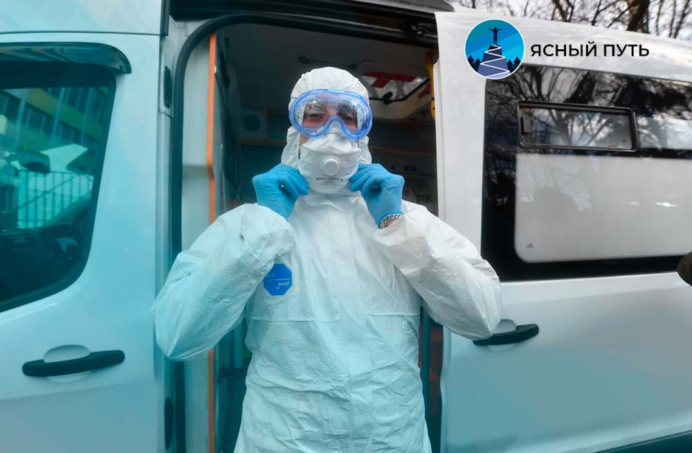 Медик в защитном костюме
